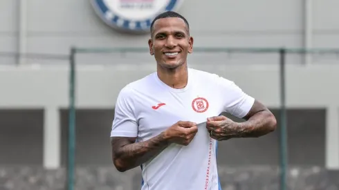 Rómulo Otero en sus primeras fotos con la playera de Cruz Azul