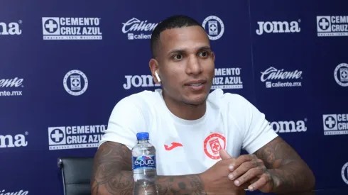 Rómulo Otero en rueda de prensa con Cruz Azul