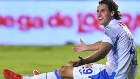 Santiago Giménez en un partido con Cruz Azul