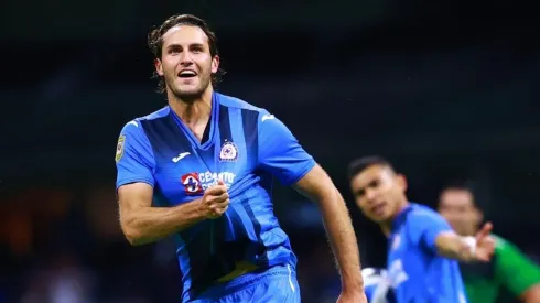 Santiago Giménez celebra su tanto con Cruz Azul