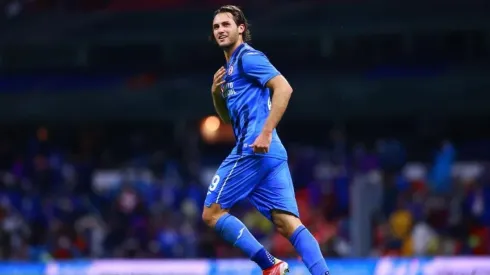 Santiago Giménez en un partido con Cruz Azul