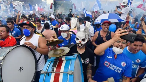 Aficionados de Cruz Azul en el recibimiento al equipo en el Estadio Azteca.