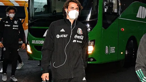 Santi Giménez ya se encuentra en Costa Rica con el Tri mayor.