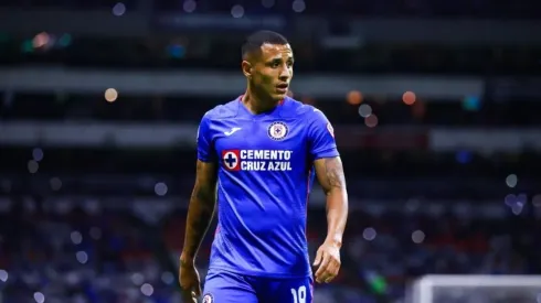 Yoshimar Yotún en un partido con Cruz Azul