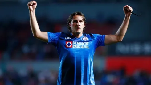 Santiago Giménez en un partido con Cruz Azul
