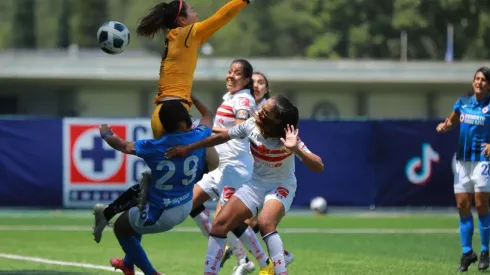 Claudia Cid recibió un empujón en el área y fue golpeada por la portera de Toluca.