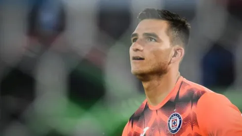 Sebastián Jurado en un duelo con Cruz Azul
