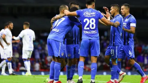 Cruz Azul celebrando el gol de Bryan Angulo
