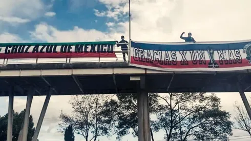 Aficionados recibieron con trapos de agradecimiento a Cruz Azul en Puebla.