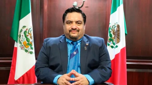 José Ángel Yuen Reyes presumió su corbata de Cruz Azul.