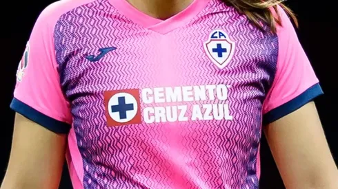 La playera de portera de Cruz Azul luce en color rosa.