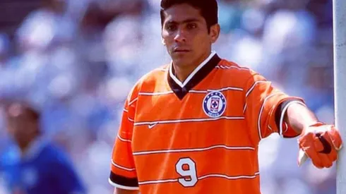 Jorge Campos portó el '9' en Cruz Azul porque el '1' ya lo tenía el 'Conejo'.