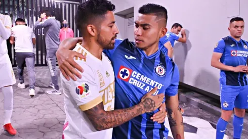 Orbelín Pineda con Javier Aquino previo al partido.