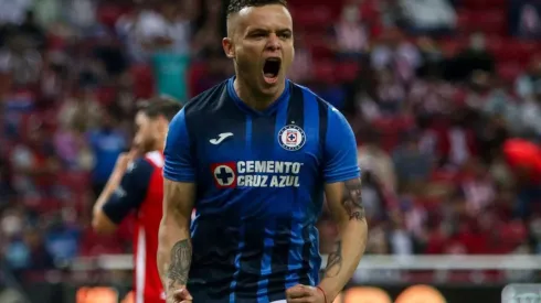 Jonathan Rodríguez convirtió el penal para el 1-0 de Cruz Azul vs. Chivas.