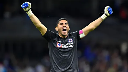Chuy celebra el buen resultado de Cruz Azul en el Clásico Joven