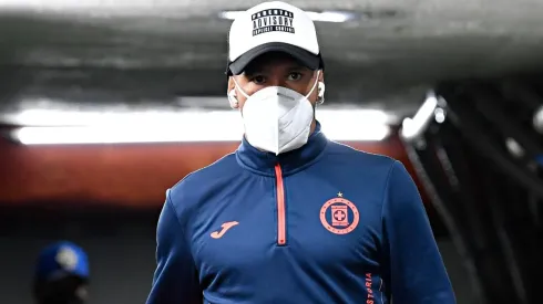 El futuro de Walter Montoya en Cruz Azul pende de un hilo