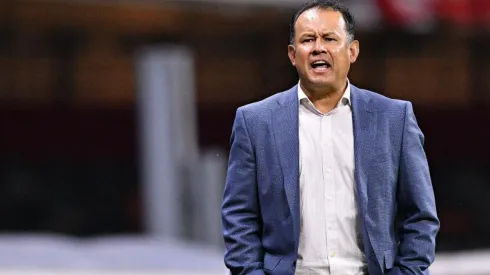 Juan Reynoso en el partido ante Monterrey