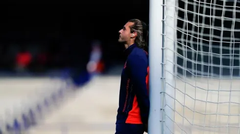 Santiago Giménez en un partido con Cruz Azul