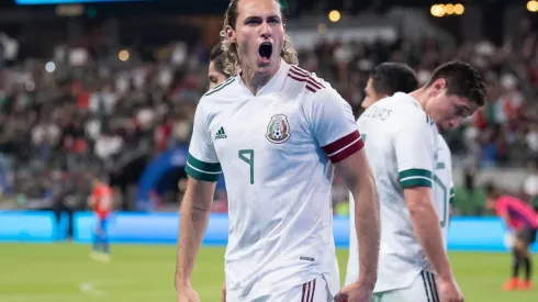 Santiago Giménez festejó su primer gol con el Tri.