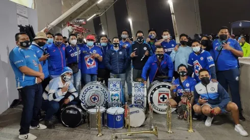 La Sangre Azul entró por primera vez al Estadio Azteca con instrumentos y banderas.