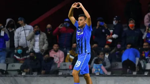 La afición de Cruz Azul se pliega ante Charly luego de su debut con gol