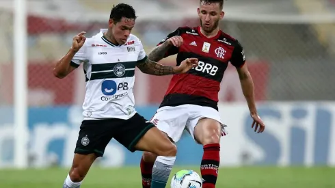 Flamengo rechazó la primera oferta de Cruz Azul por Léo Pereira