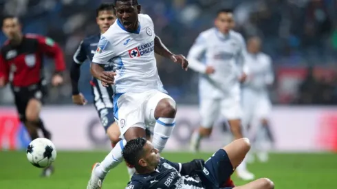¡Gol de Cruz Azul! Bryan Angulo anota el penal y Rayados se queda con 10