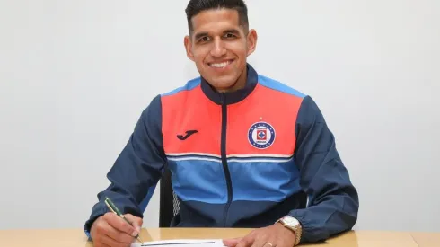 Luis Abram ya firmó su contrato con Cruz Azul.