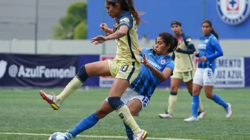 El momento exacto del toque de Diana García al balón en el penal inexistente.