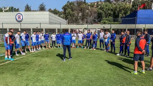 Durante la presentación de los refuerzos con el resto del plantel.