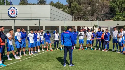 Juan Reynoso frente al plantel completo de Cruz Azul.