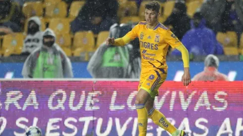 El defensor chileno jugó su primer encuentro como titular con el cuadro felino