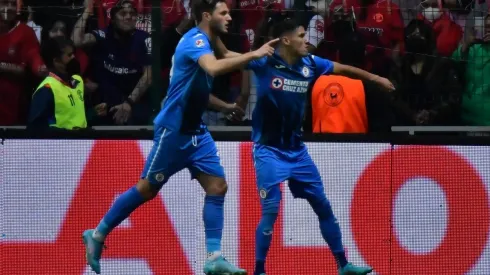 Santi Giménez festejó su gol en Cruz Azul con Uriel Antuna.