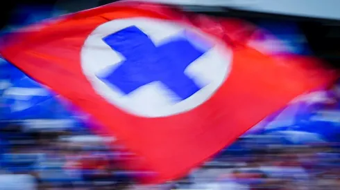 El símbolo de Cruz Azul en su bandera.