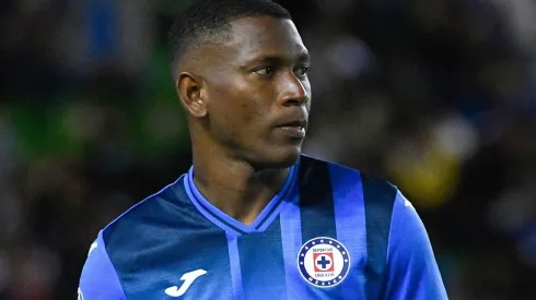 Angulo fue consolado en la banca por sus compañeros y cuerpo técnico.