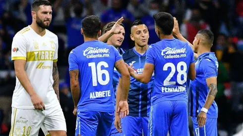 Cruz Azul enfrenta a Tigres en el Estadio Universitario.