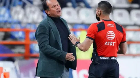 Reynos con el árbitro.