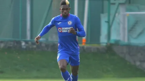 Jonathan Borja en un partido con las fuerzas básicas de Cruz Azul