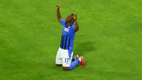 Bryan Angulo en un partido con Cruz Azul