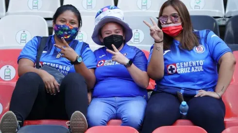 Las gradas del Azteca se llenaron de color y familias de fanáticos