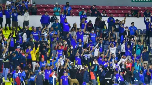 Fanáticos de Cruz Azul apoyan al equipo en un partido de Liga