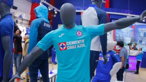 Una de las últimas playeras alternativas de Cruz Azul diseñadas por Joma.