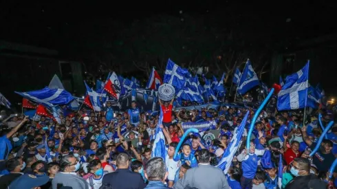 La afición llevó serenata a Cruz Azul previo a la Liguilla.
