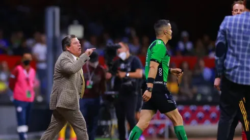 Miguel Herrera reclamando al árbitro.