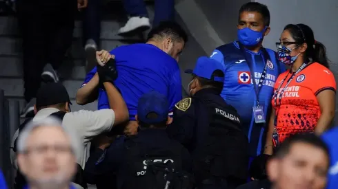 En el momento en que la seguridad invitó a los aficionados a abandonar el Azteca.