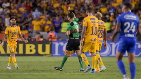 Aquino se gana el cartón rojo.