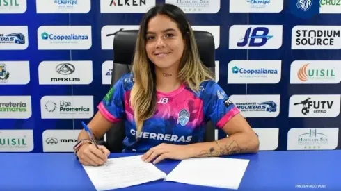 En la firma con su nuevo equipo.