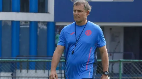 El entrenador uruguayo tendría cuatro elementos al límite