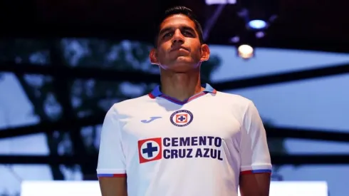 Luis Abram en la presentación del uniforme