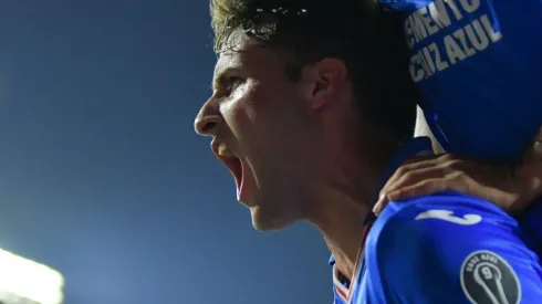 Santiago Giménez anotó el tercer tanto de los cementeros